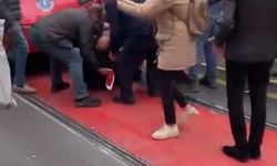 Tramvayın çarptığı yaya yaralandı