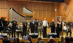 Tuğba Özerk, özel gereksinimli öğrencilerle farkındalık konseri verdi