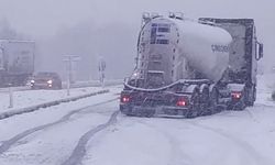 Yolu kar nedeniyle kapanan köyüne ekmek taşıdı