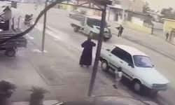 Yolun karşısına koşarken kamyonetin çarptığı çocuk ağır yaralandı; kaza anı kamerada