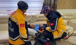 Yüksekova'da köyde hastalanan çocuk, paletli kar ambulansıyla hastaneye ulaştırıldı