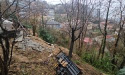 3 gün önce boşaltılan evin heyelanda bahçe duvarı çöktü
