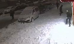 6 katlı binanın çatısından kar kütlesi düştü; 1 yaralı