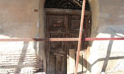 Adana'da tarihi binanın çatısı çöktü, esnaf önlem alınmasını istedi