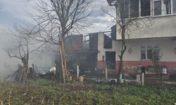 Ahırda çıkan yangın, evin çatısına sıçradı