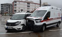 Ambulans ile hafif ticari araç çarpıştı: 8 yaralı