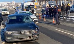 Aracını park edip yolun karşısına geçerken otomobil çarptı