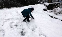 Atatürk Köşkü beyaza büründü; karın keyfini çocuklar çıkardı