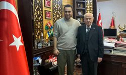 Bahçeli'ye, sprey boya ile yapılan tabloları hediye edildi