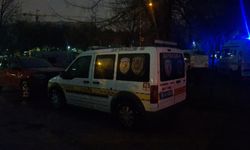 Başında şişe kırıp, tabanca ile ateş eden eşinden kaçıp, kızı ile birlikte camiye sığındı