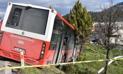Belediye otobüsü ile minibüs çarpıştı: 1 ölü, 1'i ağır 8 yaralı