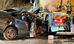 Beton mikseriyle çarpışan otomobilin sürücüsü yaralandı