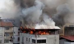 Binanın çatı katı alev alev yandı