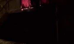 Binanın giriş katındaki dairede çıkan yangında 2 kişi dumandan etkilendi