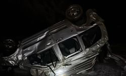 Buzlu yolda kayan araç uçurumdan yuvarlandı; 1 ölü, 2 kardeşi ağır yaralı