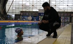 Depremde 2 bacağını ve babasını kaybeden Medine, yüzmeyle hayata tutundu / Ek fotoğraflar