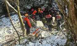 Deredeki otomobile 20 metre mesafede cesedi bulundu