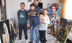 Dirsekleriyle çizdiği resimlerle hayata tutundu, siparişlere yetişemiyor