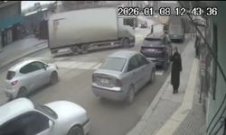 Düşürdüğü cüzdanını almaya çalışırken kamyonun altında kalarak öldü; kaza kamerada