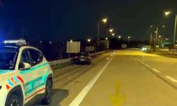 Edirne'de ters yöne giren otomobil bariyere çarptı, 2 yaralı; kaza kamerada