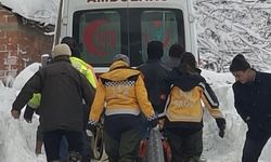 Ekipler, kardan kapanan yolu açıp köydeki hastayı hastaneye ulaştırdı