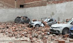 Eskişehir'de duvarın araçların üzerine devrildiği anlar kamerada