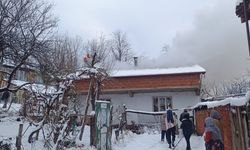 Evinde çıkan yangını söndürmeye çalışırken yaralandı