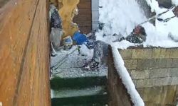 Evinin çatısındaki karı temizlerken düşüp yaralandı