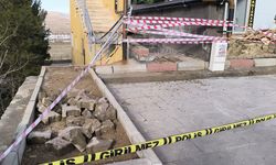 Gercüş'te 12 katlı binanın giriş merdiveni çöktü