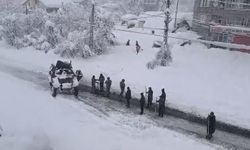 Hakkari'de askeri araç yolda kaldı, köylüler yardıma koştu