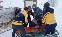 Hastalanan köylü, kardan kapanan köy yolunda iş makinesinin kepçesinde taşandı