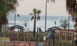 Hatay'da hortum çıktı; denizde dev dalgalar oluştu