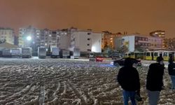 İlçe otogarını drift alanına çeviren sürücülerin otomobilleri çarpıştı; kaza kamerada