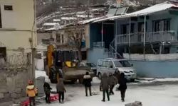 İş makinesinin önünü kesen çocuklar, kaydıkları alanın temizlenmemesini istedi