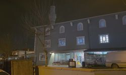 İstanbul - Arnavutköy'de cami avlusunda silahlı saldırıya uğrayan kişi yaralandı; olay kamerada