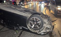 İstanbul - Avcılar'da aydınlatma direği ile 3 araca çarpan otomobil takla attı; sürücü kaçtı
