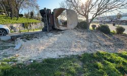 İstanbul- Avcılar'da toprak yüklü hafriyat kamyonu devrildi