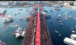 İstanbul - Bakan Bolat, Filistin'e destek için Galata Köprüsü'nde düzenlenen yürüyüşe katıldı