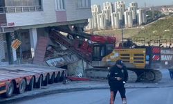 İstanbul - Başakşehir'de yokuştan kayan TIR'ın çarptığı bina tahliye edildi-1