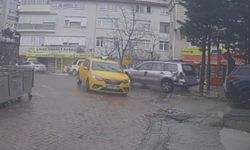 İstanbul-Beşiktaş'ta fren yerine gaza bastı; önce araçlara ardından binaya çarptı