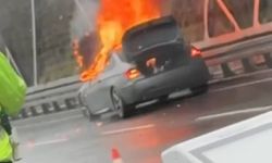 İstanbul- Fatih'te alev alev yanan otomobil demir yığınına döndü