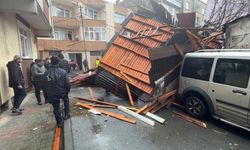 İstanbul - İstanbul'da fırtınada çatıların uçtuğu anlar kamerada; ölümden koşarak kurtuldu