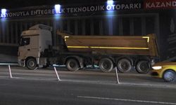 İstanbul - Kadıköy'de hafriyat kamyonuna çarpan otomobilin sürücüsü ağır yaralandı