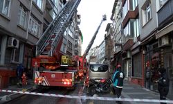 İstanbul- Kadıköy'de yanan 3 katlı metruk binadan atlayan bir kişi yaralandı