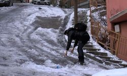 İstanbul- Kağıthane'de kar ve buzlanma nedeniyle yokuşta güçlükle ilerlediler