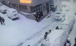 İstanbul- Kağıthane'de yokuştan kayan kamyonet kartopu oynayan çocuklara çarptı; kaza kamerada