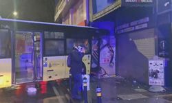 İstanbul - Kartal'da seyir halindeki İETT otobüsü duvara çarptı: 6 yaralı -1