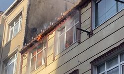 İstanbul- Küçükçekmece'de çatıda yangın; alevler bitişik binaya sıçradı