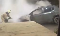 İstanbul- Sancaktepe TEM Otoyolu'nda arıza yapan otomobil alev alev yandı