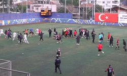 İstanbul - Sarıyer'de amatör lig maçı sonrası stadyum karıştı; futbolcularla taraftarlar birbirine girdi